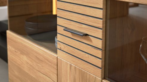 Highboard Interliving aus Holz in Holzfarben Interliving Wohnzimmer Serie 2032 - Highboard B15073 mit Apothekerauszug Risseiche - zwei Türen, drei Schubladen, Breite ca. 150 cm