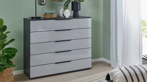 Schubladenkommode Interliving aus Holz in Hellgrau Interliving Schlafzimmer Serie 1210 – Schubladenkommode 550063 Seidengrau & Basalt - fünf Schubladen, Breite ca. 120 cm
