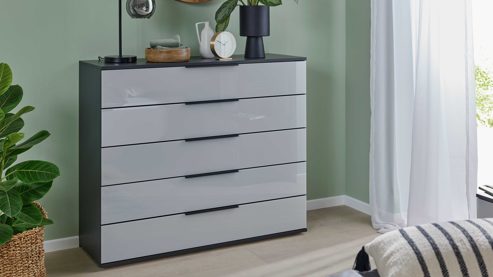 Schubladenkommode Interliving aus Holz in Hellgrau Interliving Schlafzimmer Serie 1210 – Schubladenkommode Seidengrau & Basalt - fünf Schubladen, Breite ca. 120 cm