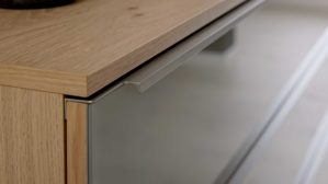 Schubladenkommode Interliving aus Holz in Holzfarben Interliving Schlafzimmer Serie 1210 – Schubladenkommode 540066 Taupe & Balkeneiche - fünf Schubladen, Breite ca. 120 cm