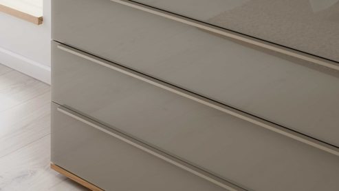 Schubladenkommode Interliving aus Holz in Holzfarben Interliving Schlafzimmer Serie 1210 – Schubladenkommode Taupe & Balkeneiche - fünf Schubladen, Breite ca. 120 cm