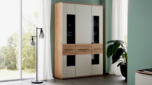 Vitrine Interliving aus Holz in Beige Interliving Wohnzimmer Serie 2032 - Vitrine Sandbeige & Risseiche - dreiteilig, Länge ca. 150 cm