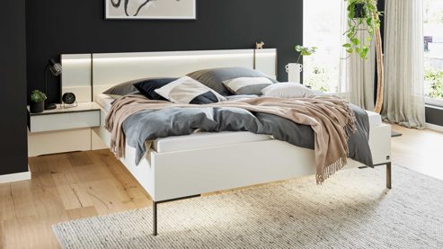 Möbelbeleuchtung Interliving aus Holz in Weiß Interliving Schlafzimmer Serie 1033 – Komplettzimmer mit Beleuchtung weißes Glas & Holz