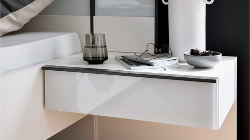 Möbelbeleuchtung Interliving aus Holz in Weiß Interliving Schlafzimmer Serie 1033 – Komplettzimmer mit Beleuchtung weißes Glas & Holz