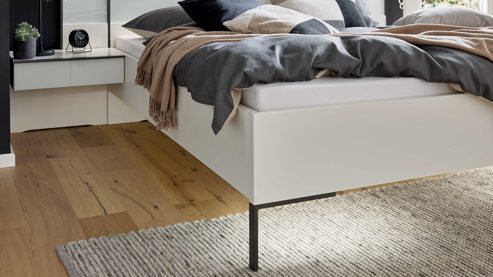 Möbelbeleuchtung Interliving aus Holz in Weiß Interliving Schlafzimmer Serie 1033 – Komplettzimmer mit Beleuchtung weißes Glas & Holz