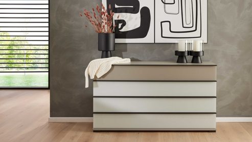 Möbelbeleuchtung Interliving aus Holz in Weiß Interliving Schlafzimmer Serie 1032 – Komplettzimmer mit Beleuchtung Weiß & Kieselgrau - Liegefläche ca. 180 x 200 cm