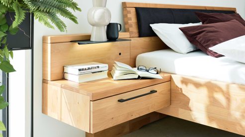 Möbelbeleuchtung Interliving aus Holz in Holzfarben Interliving Schlafzimmer Serie 1028 – Komplettzimmer mit Beleuchtung Erle & Carbon - Liegefläche ca. 180 x 200 cm