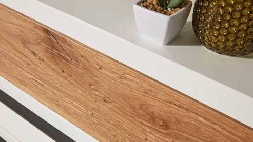 Schubladenkommode Interliving aus Holz in Weiß Interliving Schlafzimmer Serie 1025 – Schubladenkommode Weiß &amp; Balkeneiche gehackt - vier Schubladen