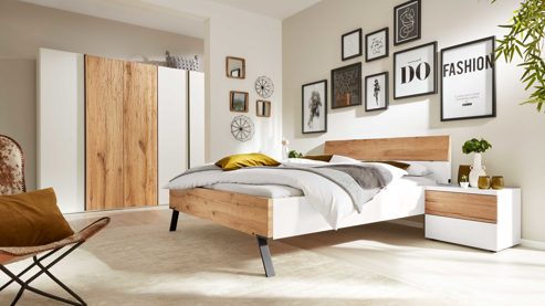 Komplettzimmer Interliving aus Holz in Weiß Interliving Schlafzimmer Serie 1025 – Komplettzimmer Weiß & Balkeneiche gehackt - vierteilig, fünf Türen