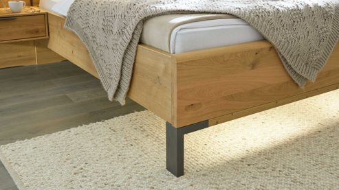 Möbelbeleuchtung Interliving aus Holz in Hellgrau Interliving Schlafzimmer Serie 1027 – Komplettzimmer 001 mit Paneelen und Licht Eiche bianco & Champagner - Liegefläche ca. 180 x 200 cm