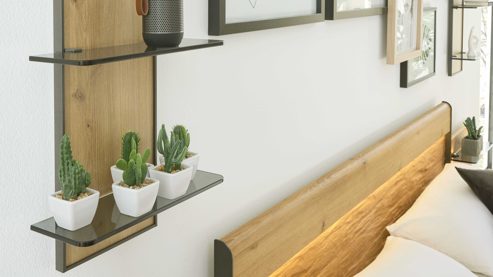 Möbelbeleuchtung Interliving aus Holz in Hellgrau Interliving Schlafzimmer Serie 1027 – Komplettzimmer 001 mit Paneelen und Licht Eiche bianco & Champagner - Liegefläche ca. 180 x 200 cm