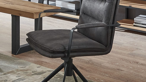 Vierfußstuhl WOODS & TRENDS aus Stoff in Anthrazit WOODS & TRENDS Vintage-Dining - Armlehnstuhl 2432 anthrazitfarbene Mikrofaser Island & schwarzes Eisen