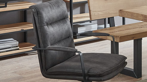 Vierfußstuhl WOODS & TRENDS aus Stoff in Anthrazit WOODS & TRENDS Vintage-Dining - Armlehnstuhl 2432 anthrazitfarbene Mikrofaser Island & schwarzes Eisen