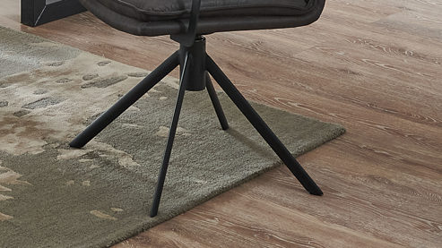 Vierfußstuhl WOODS & TRENDS aus Stoff in Anthrazit WOODS & TRENDS Vintage-Dining - Armlehnstuhl 2432 anthrazitfarbene Mikrofaser Island & schwarzes Eisen