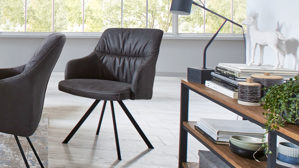 Vierfußstuhl WOODS & TRENDS aus Stoff in Anthrazit WOODS & TRENDS Vintage-Dining - Armlehnstuhl 2442 mit Drehfunktion anthrazitfarbene Mikrofaser Texel & schwarzes Eisen