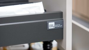 Einbauküche Interliving aus Holz in Beige Interliving Küche Serie 3085 mit SIEMENS Einbaugeräten Sahara & Natureiche – zweizeilig