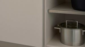 Einbauküche Interliving aus Holz in Beige Interliving Küche Serie 3085 mit SIEMENS Einbaugeräten Sahara & Natureiche – zweizeilig