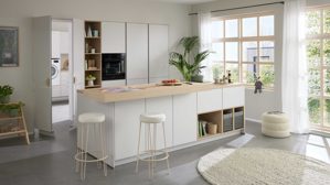 Einbauküche culineo® aus Holz in Hellgrau Culineo® Einbauküche C615 mit BORA Induktionsfeld Seidengrau & Eiche Como - zweizeilig
