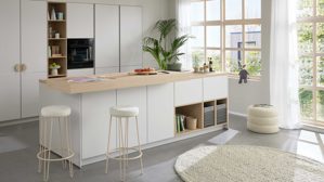 Einbauküche culineo® aus Holz in Hellgrau Culineo® Einbauküche C615 mit BORA Induktionsfeld Seidengrau & Eiche Como - zweizeilig