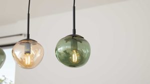 Pendelleuchte Interliving aus Glas in Mehrfarbig Interliving Leuchten Serie 9350 - Hängelampe Glas in Amber, Grün & Rauch - drei Lampenschirme