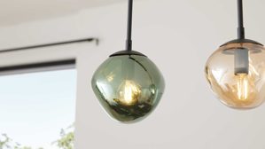 Pendelleuchte Interliving aus Glas in Mehrfarbig Interliving Leuchten Serie 9350 - Hängelampe Glas in Amber, Grün & Rauch - drei Lampenschirme